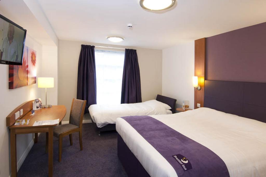 Premier Inn Edinburgh Princes Street Номер фото