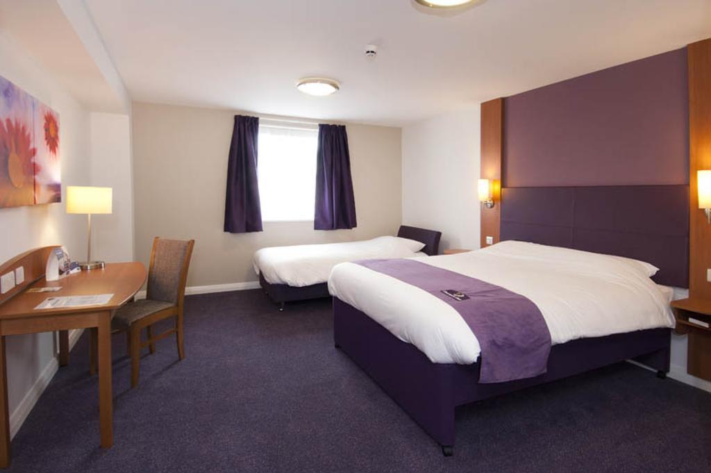 Premier Inn Edinburgh Princes Street Номер фото