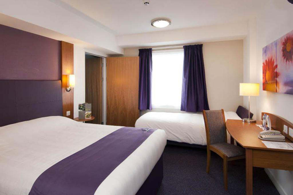 Premier Inn Edinburgh Princes Street Номер фото