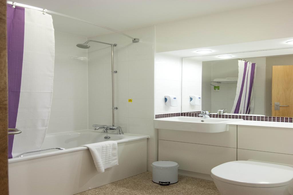 Premier Inn Edinburgh Princes Street Номер фото