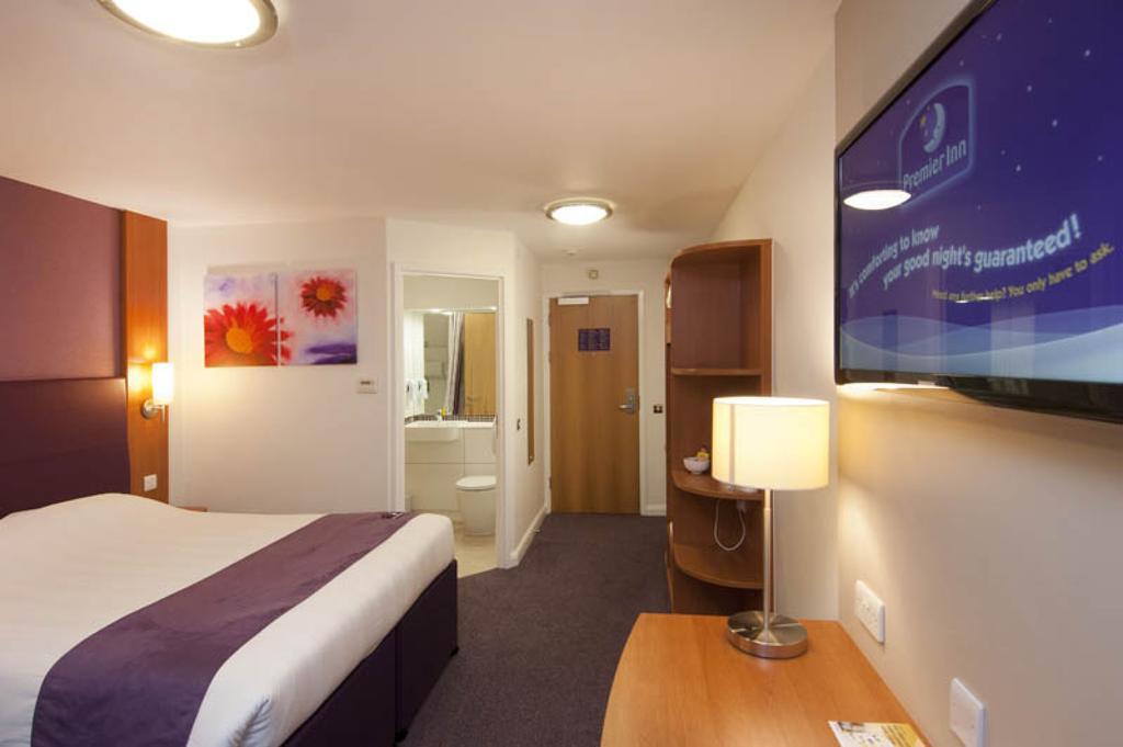 Premier Inn Edinburgh Princes Street Екстер'єр фото
