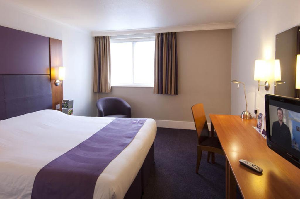 Premier Inn Edinburgh Princes Street Номер фото