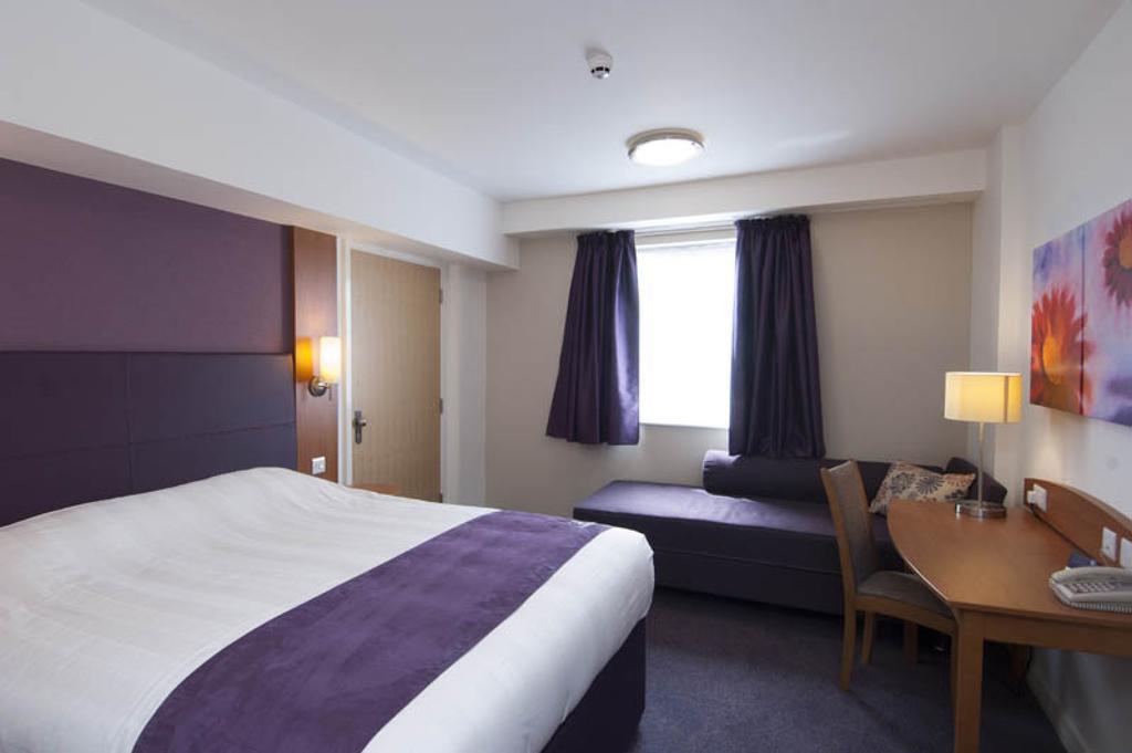 Premier Inn Edinburgh Princes Street Номер фото
