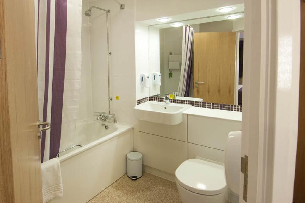 Premier Inn Edinburgh Princes Street Номер фото