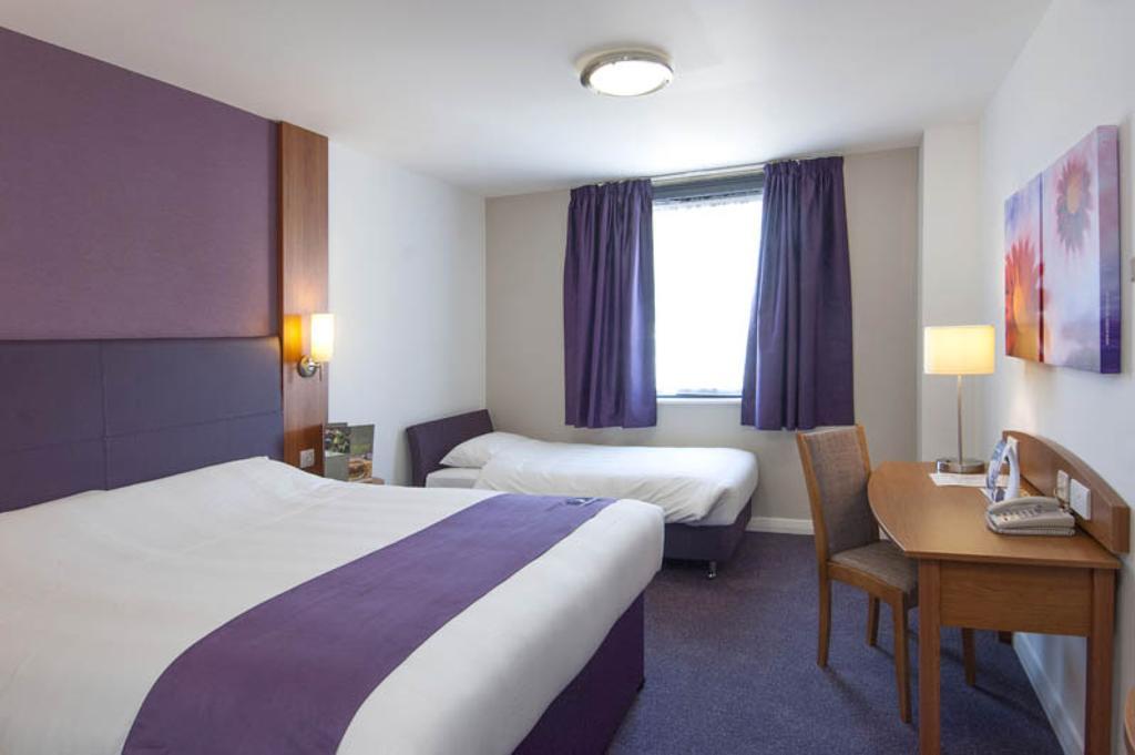 Premier Inn Edinburgh Princes Street Номер фото