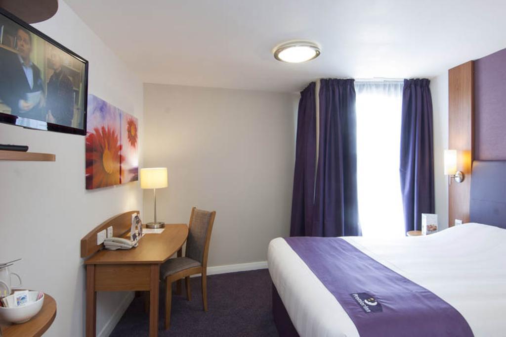 Premier Inn Edinburgh Princes Street Номер фото