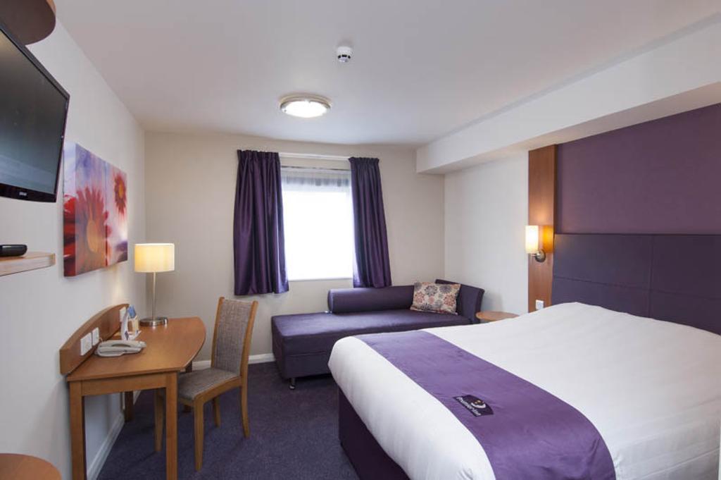 Premier Inn Edinburgh Princes Street Номер фото