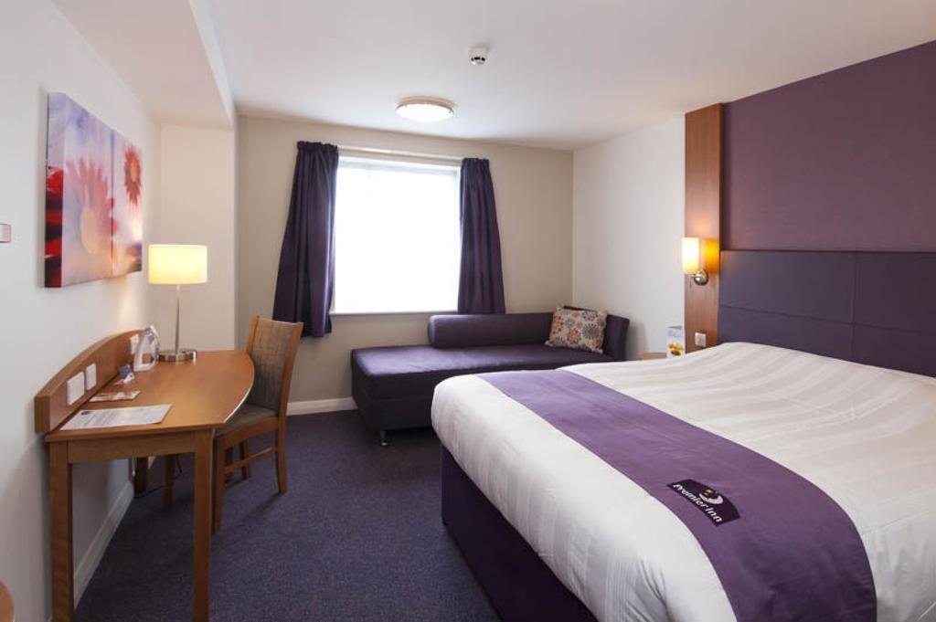 Premier Inn Edinburgh Princes Street Номер фото